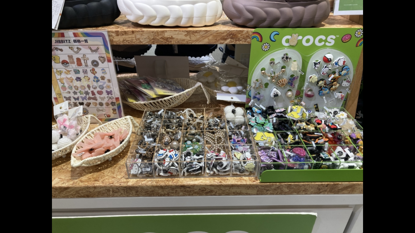 クロックスの新作ジビッツ入荷しました！✨ | ムラサキスポーツ