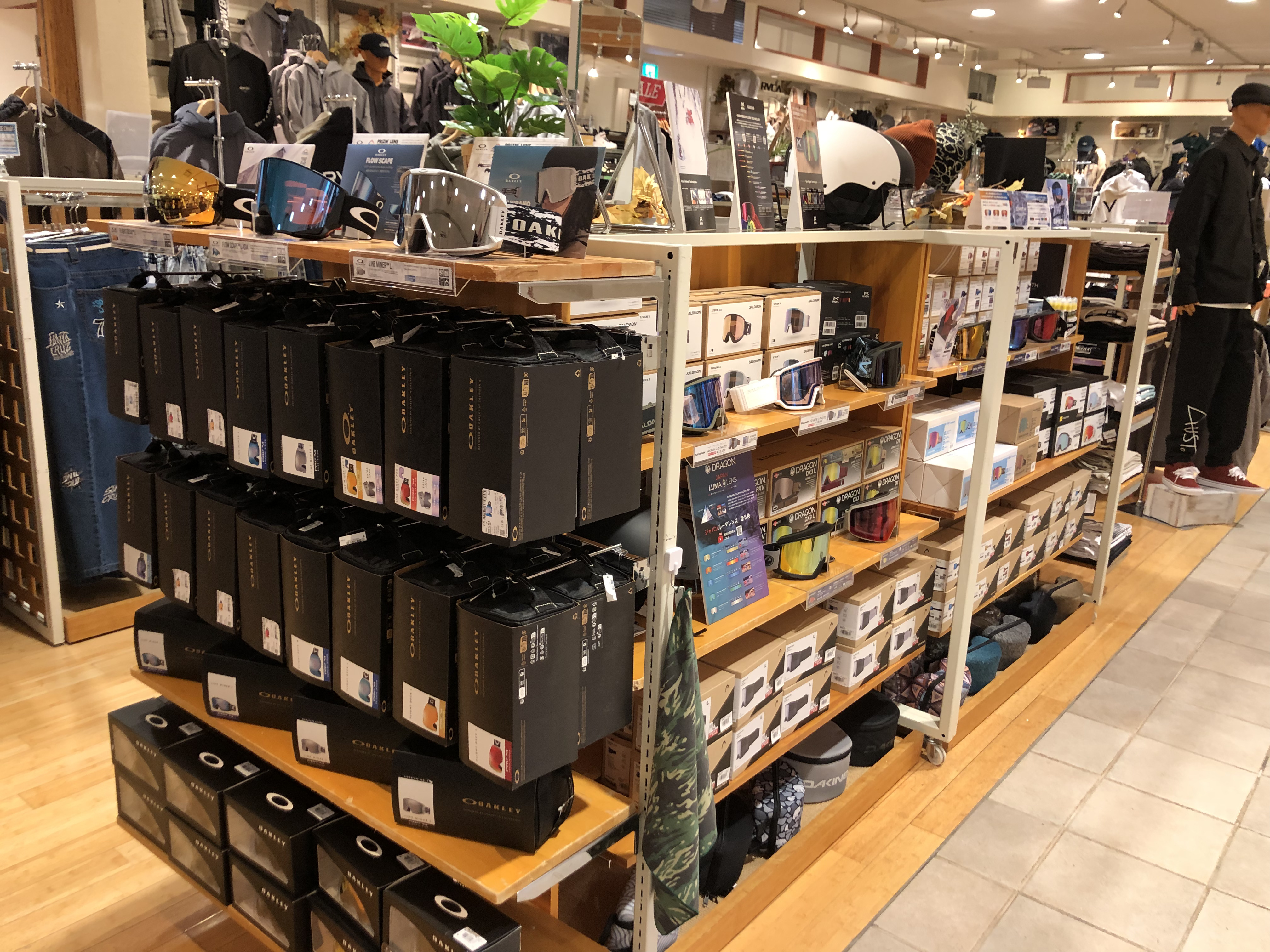 SALE開催中【スノーボードアクセサリー売り場拡大】人気ゴーグル