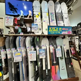 今の時期はスノーボード用品が豊富に!!スノーボードのことは池袋店にお任せください!!