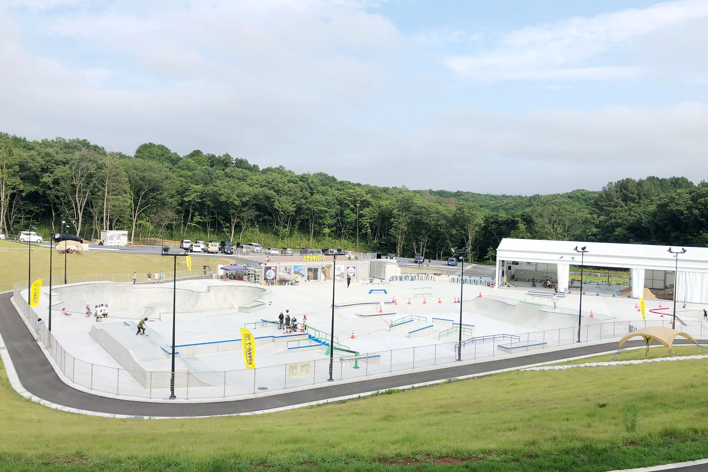 ムラサキスポーツが手がけるスケートパーク&スケートボード,BMX専門店です。 芝生エリアは多目的広場で、デイキャンプ、BBQ、ドッグランの利用も出来ます。 【スケートパーク】 ファミリーや仲間同士、初級者〜上級者まで楽しんでいただける関東最大級のスケートパークです。 パークの中で見学できる有料の休憩室があります。電子レンジ、ポットが常備してあり休憩室内の飲食は可能です。 これから始める方や、初心者の方でも参加しやすいスケートボード&BMXスクールも開催しております。https://coubic.com/murasakiparkkasama 【ショップ】 豊富にスケートデッキ&パーツ、BMX&パーツ、スケートシューズを在庫しております。 お菓子、アイス、ジュースなどの飲食も置いてあります。 【多目的広場】 各区画ごとに一日料金でお貸出ししております。 土日祝:¥2,860(税込) 平日:¥2,200(税込) 屋根付きの東屋区画も有ります。 お電話でのご予約も承っております。 【お支払い】 現金、クレジットカード、電子マネー、QR 皆様のご来店お待ちしております。