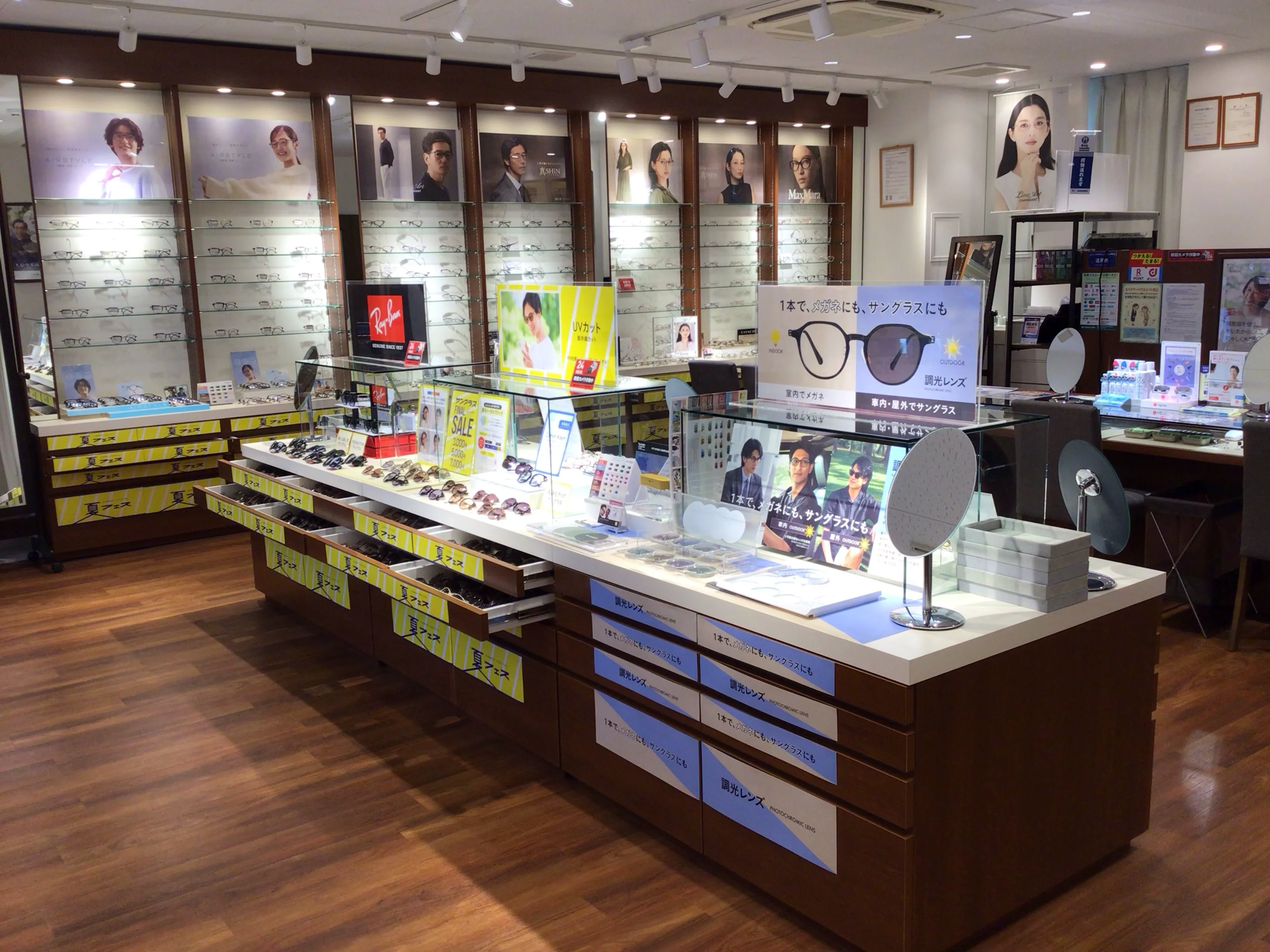 メガネスーパー立場駅前店の店内、商品が並ぶ明るい広々とした売場