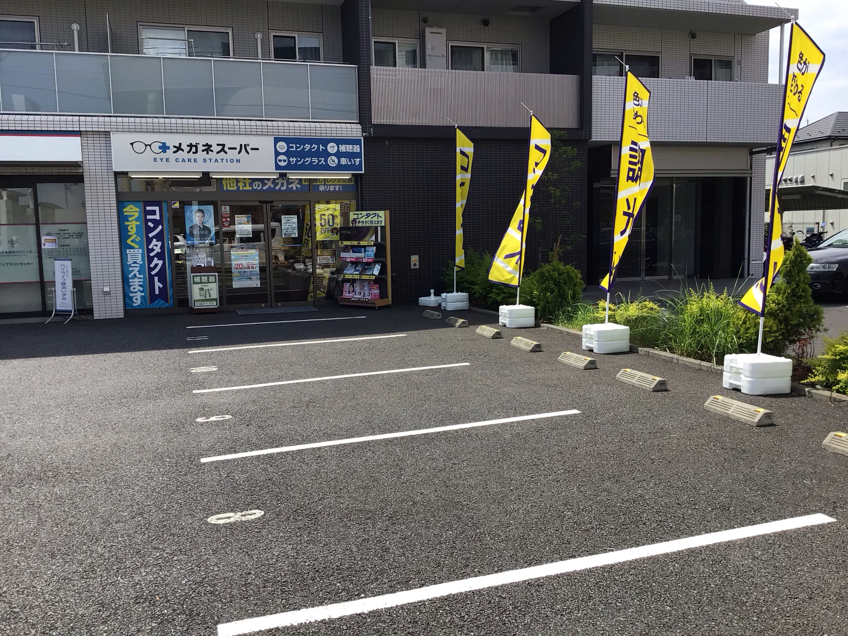メガネスーパー立場駅前店の外観、ブランドロゴが⾒える⼊口