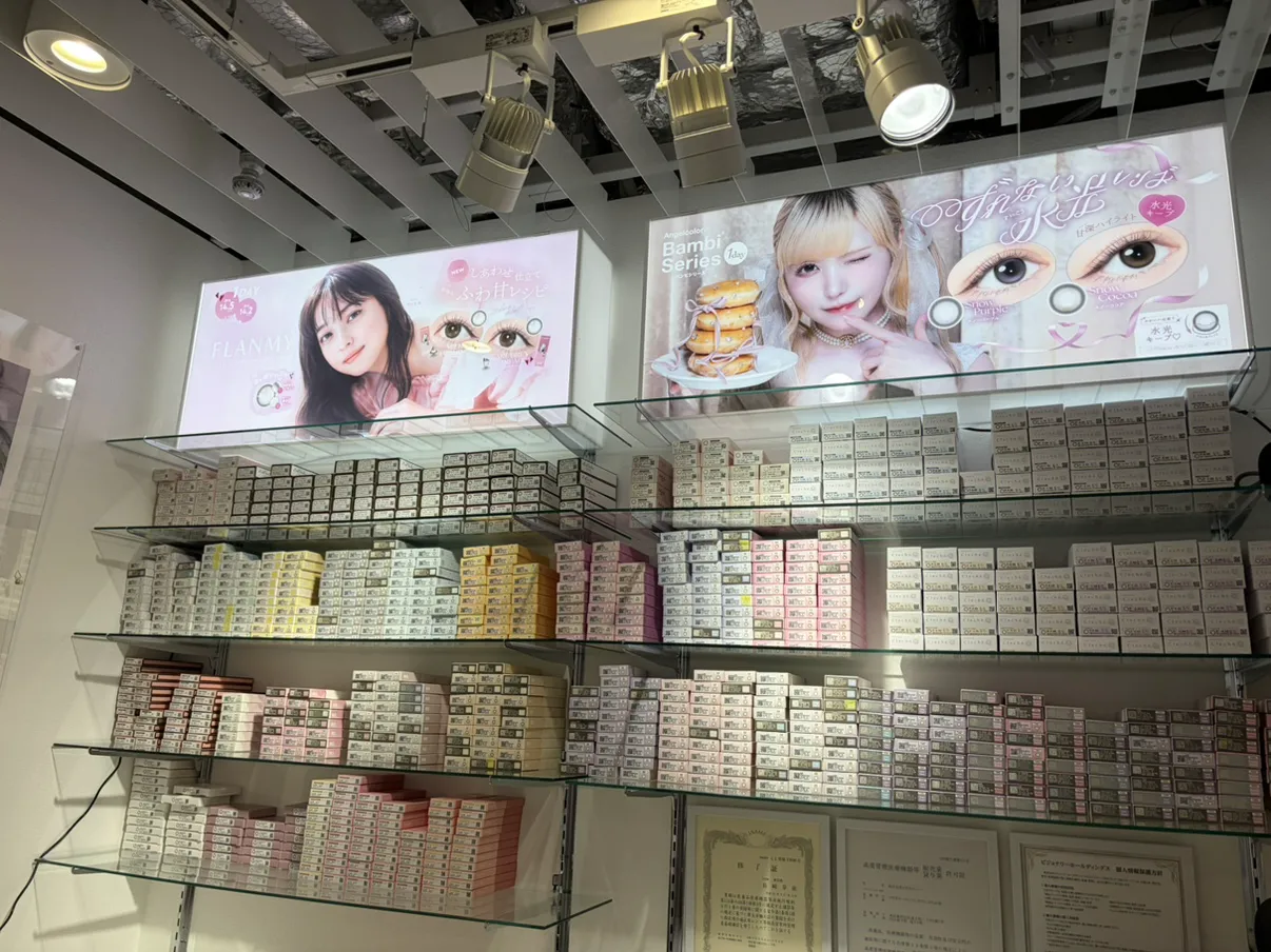 メガネスーパーコンタクトしぶちか店のディスプレイ。何種類ものカラーコンタクトが綺麗に並んでいる。