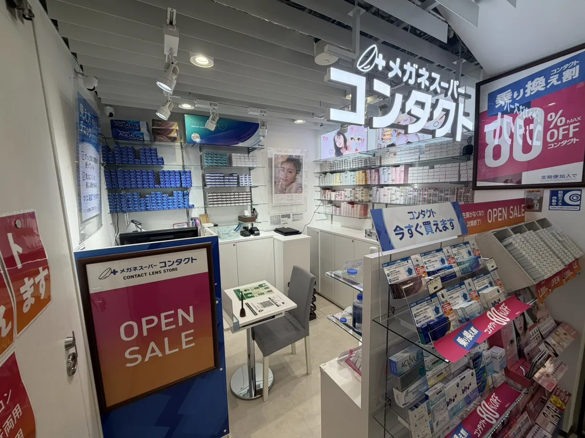 メガネスーパーコンタクトしぶちか店の店内。商品が並ぶ明るい売り場
