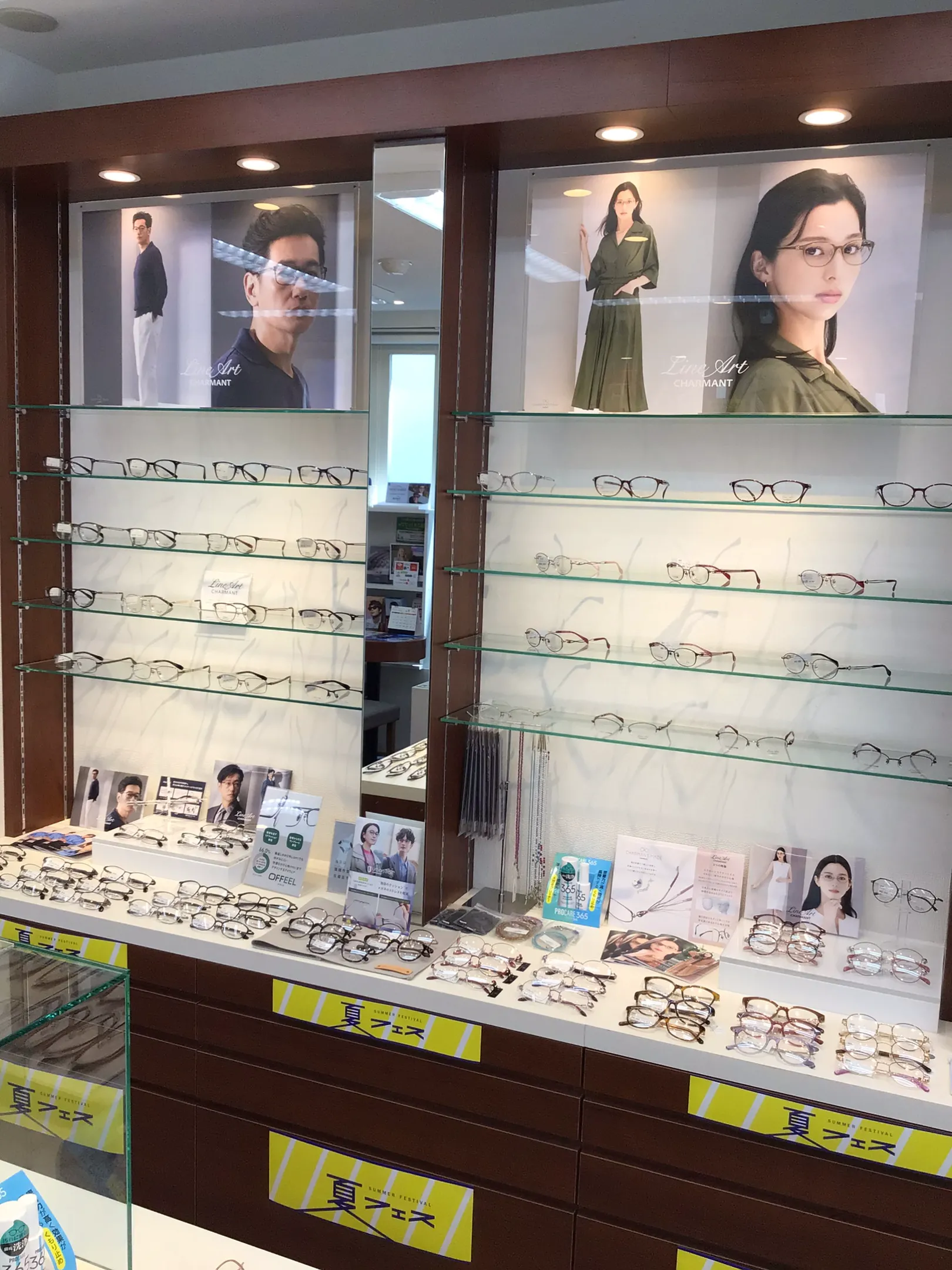 メガネスーパー大岡山駅前店のディスプレイ、LINEARTをメインとした展示。
