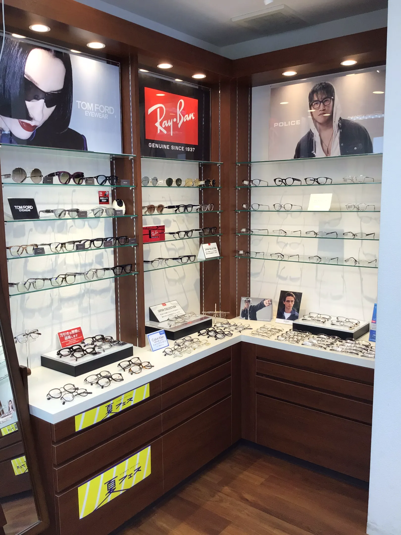 メガネスーパー大岡山駅前店のディスプレイ、TOMFORD、Ray-Banをメインとした展示。