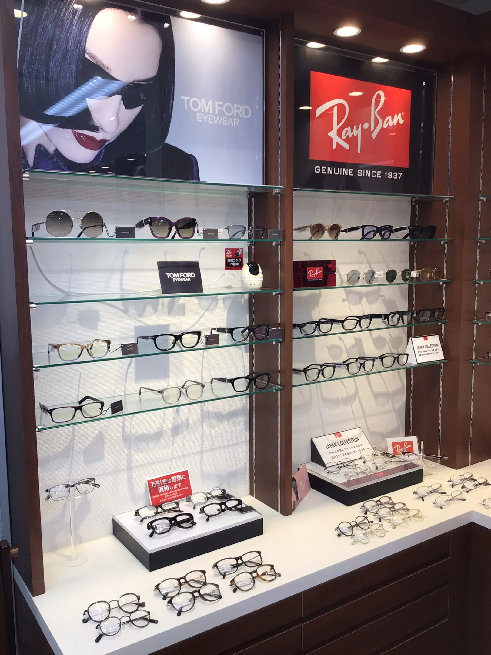 メガネスーパー大岡山駅前店のディスプレイ、TOMFORD、Ray-Banをメインとした展示。