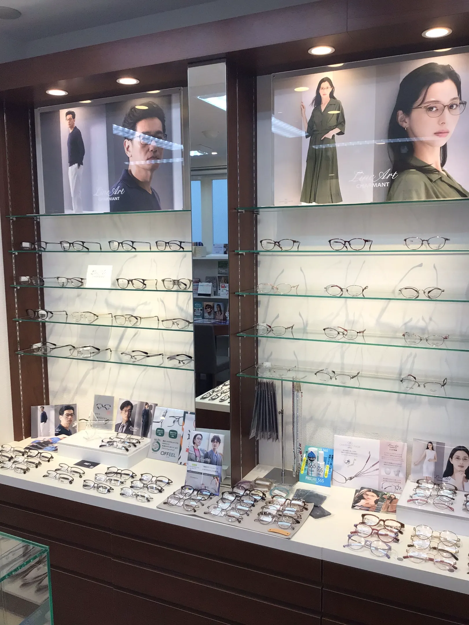 メガネスーパー大岡山駅前店のディスプレイ、LINEARTをメインとした展示。