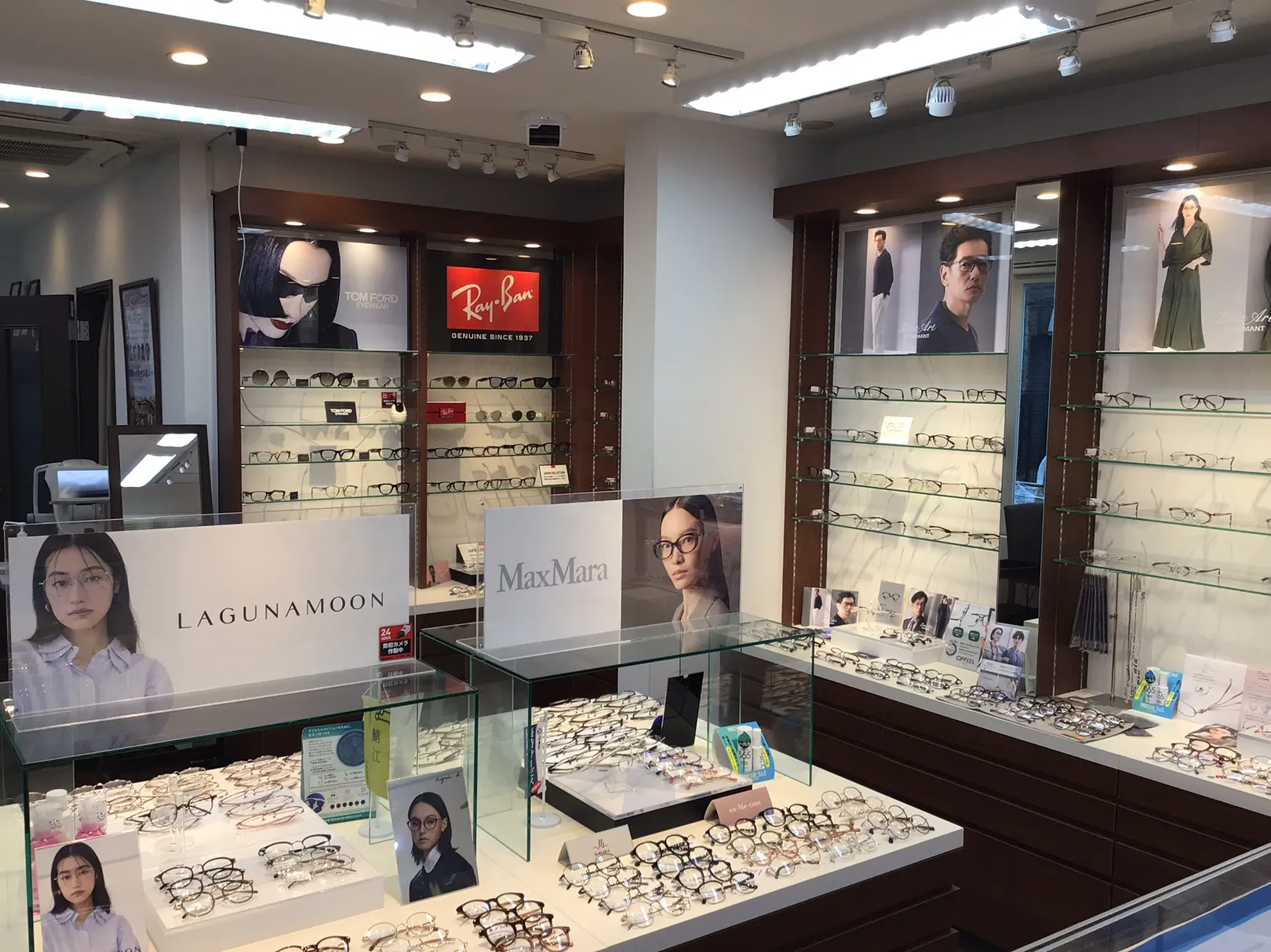 メガネスーパー大岡山駅前店の店内、商品が並ぶ明るい売り場。