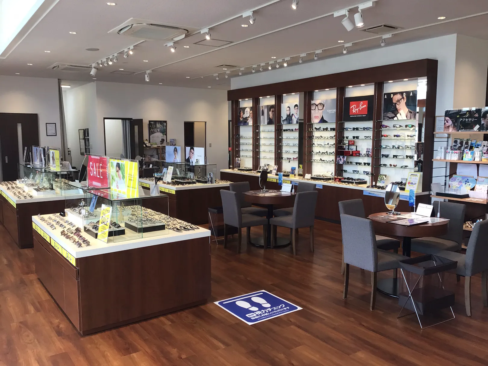 メガネスーパー甲府昭和店の⽊目調什器を使用した店内