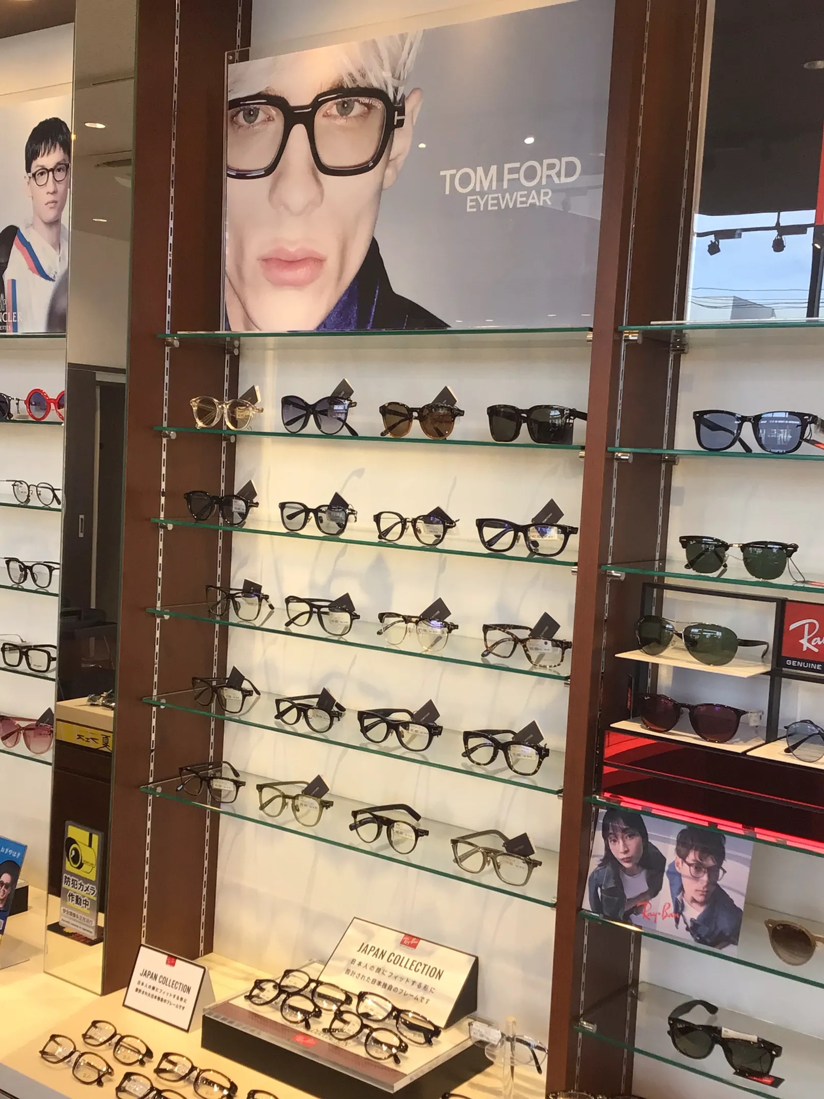 メガネスーパー甲府昭和店のTOMFORDを展開したディスプレイ/展示