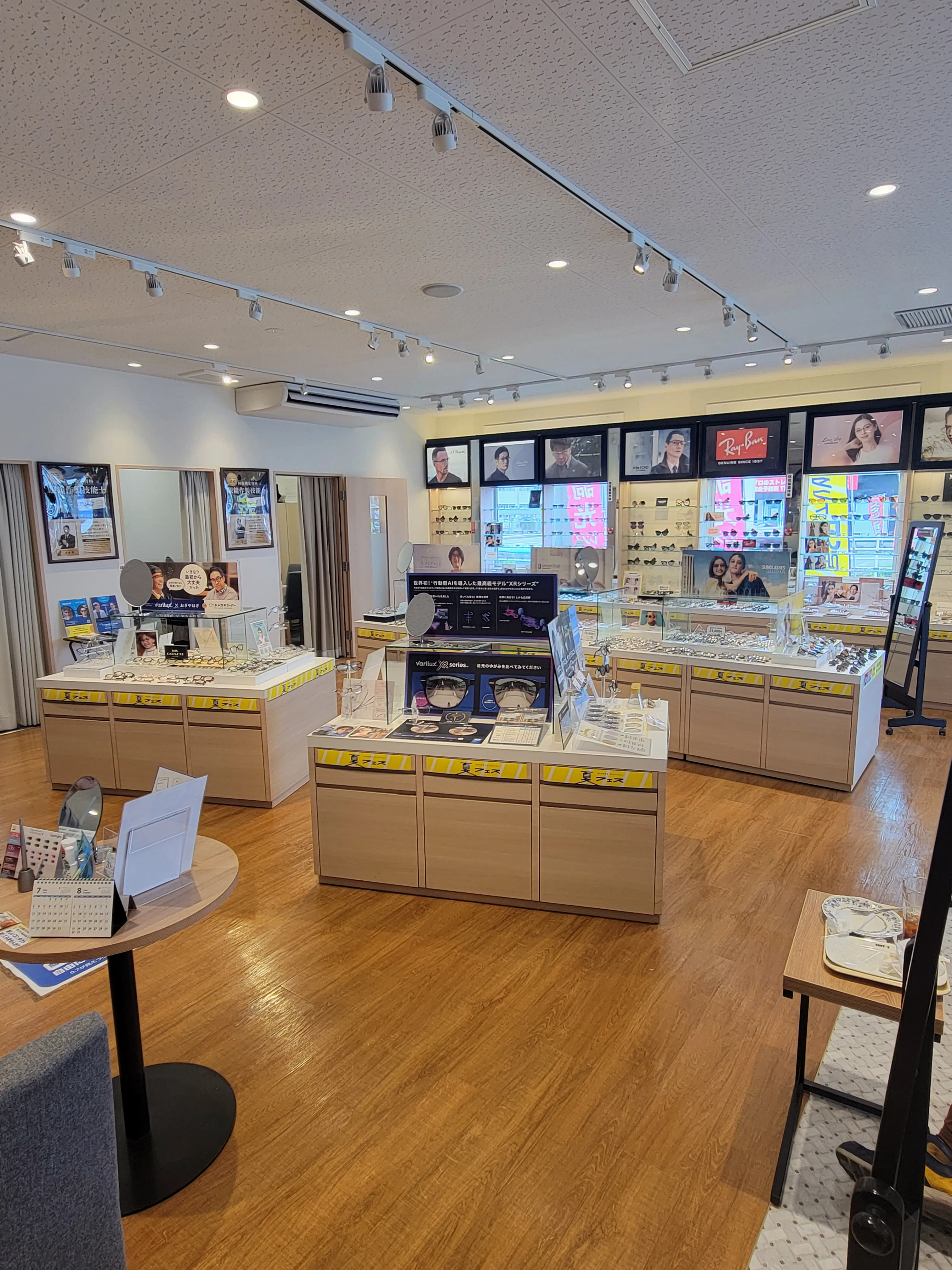メガネスーパーオギノ韮崎店の店内。ドトール併設でゆったりできる空間