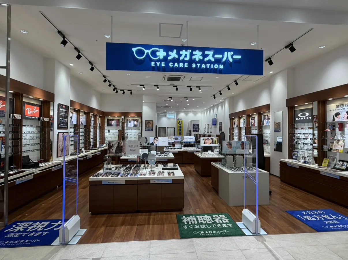 店頭外観　メガネスーパーららぽーと堺店の店内外観　商品が並ぶ明るい広々とした売場