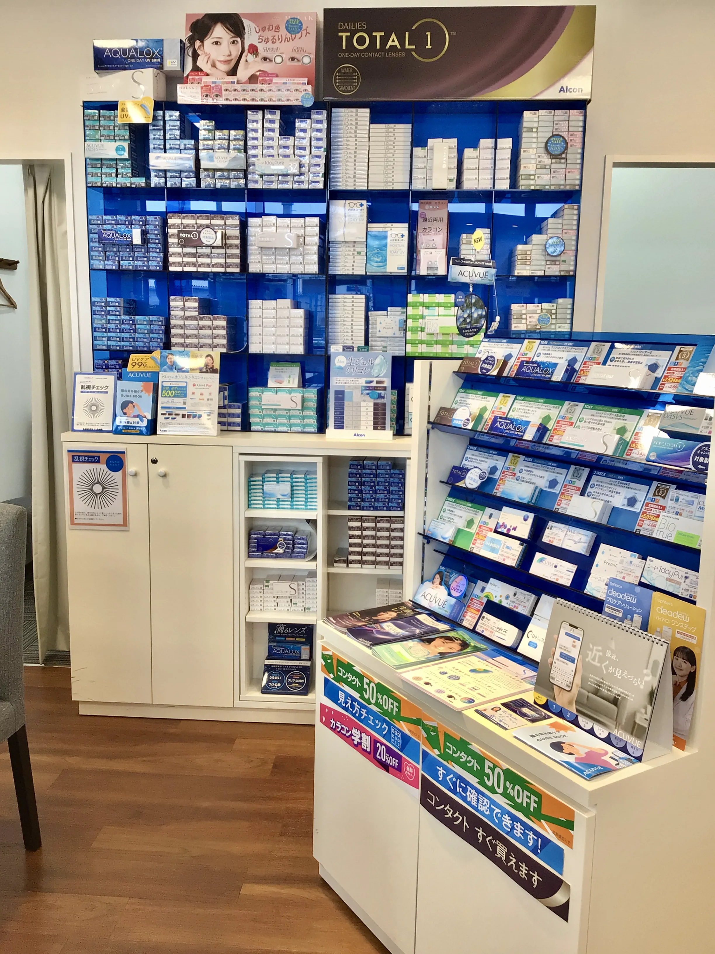 メガネスーパーイオンタウン豊中庄内店、コンタクト棚