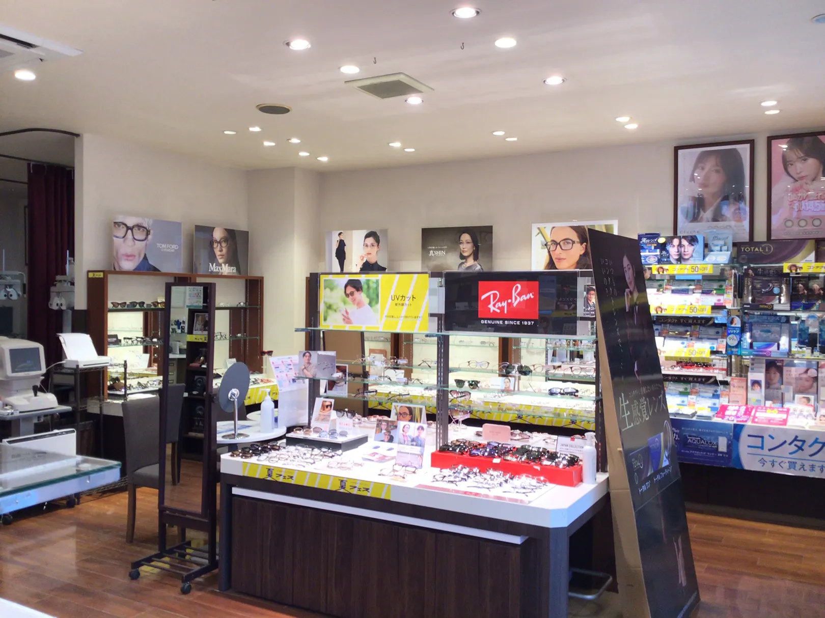 メガネスーパー小樽店の店内、コンタクトコーナーとフレームが並ぶ
