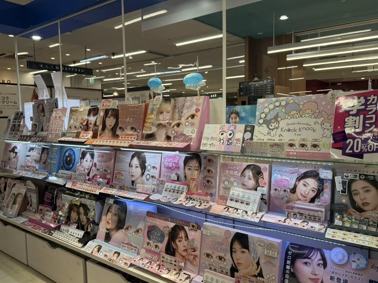 メガネスーパーコンタクトイオン千歳店の店内、多数のカラコンディスプレイ