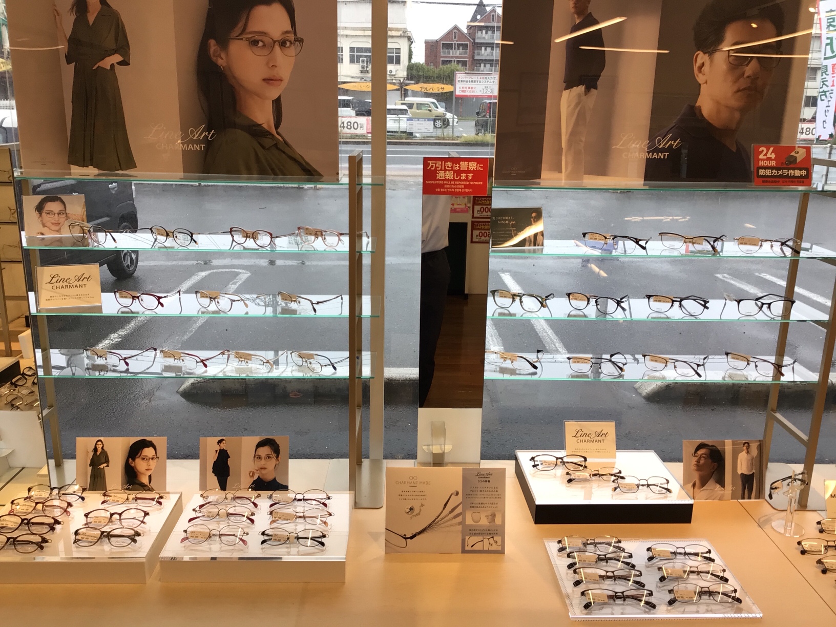 メガネスーパー姫路飾磨店の店内　メガネFM　男女ラインアート　軽くて掛心地良い　多数展示中