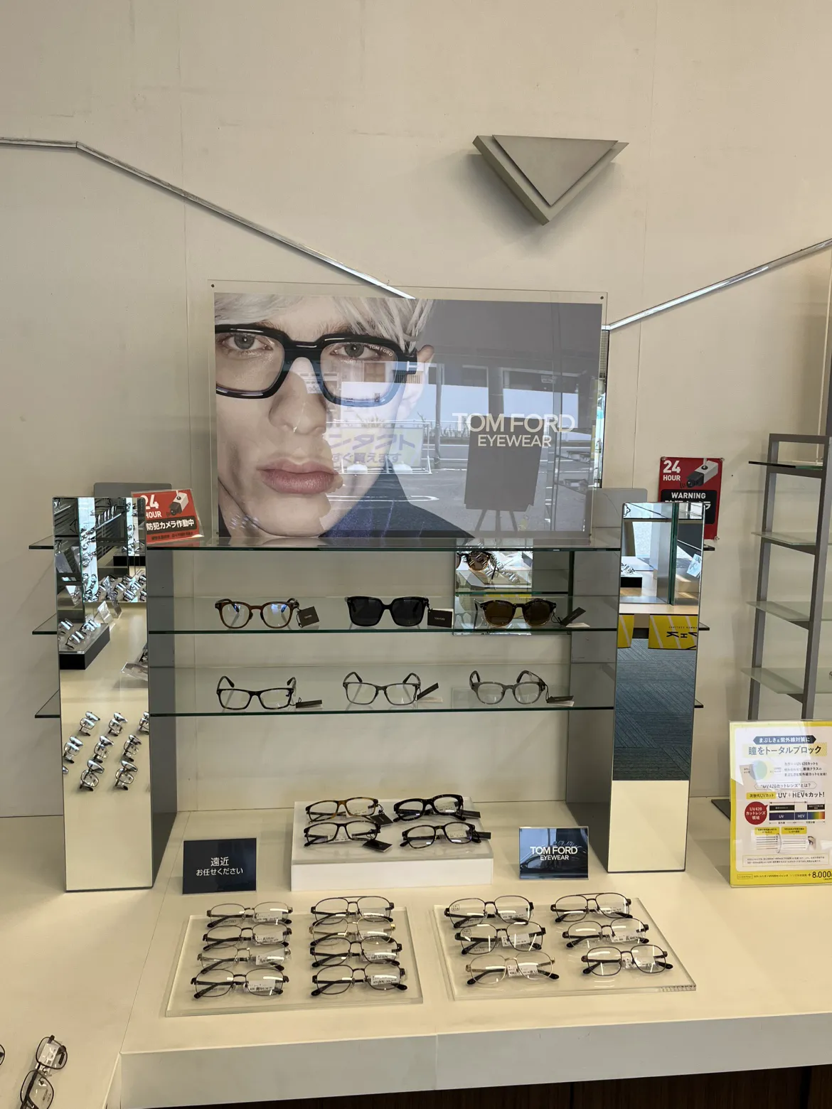 「 TOMFORDのフレームを展開した店内ディスプレイ」