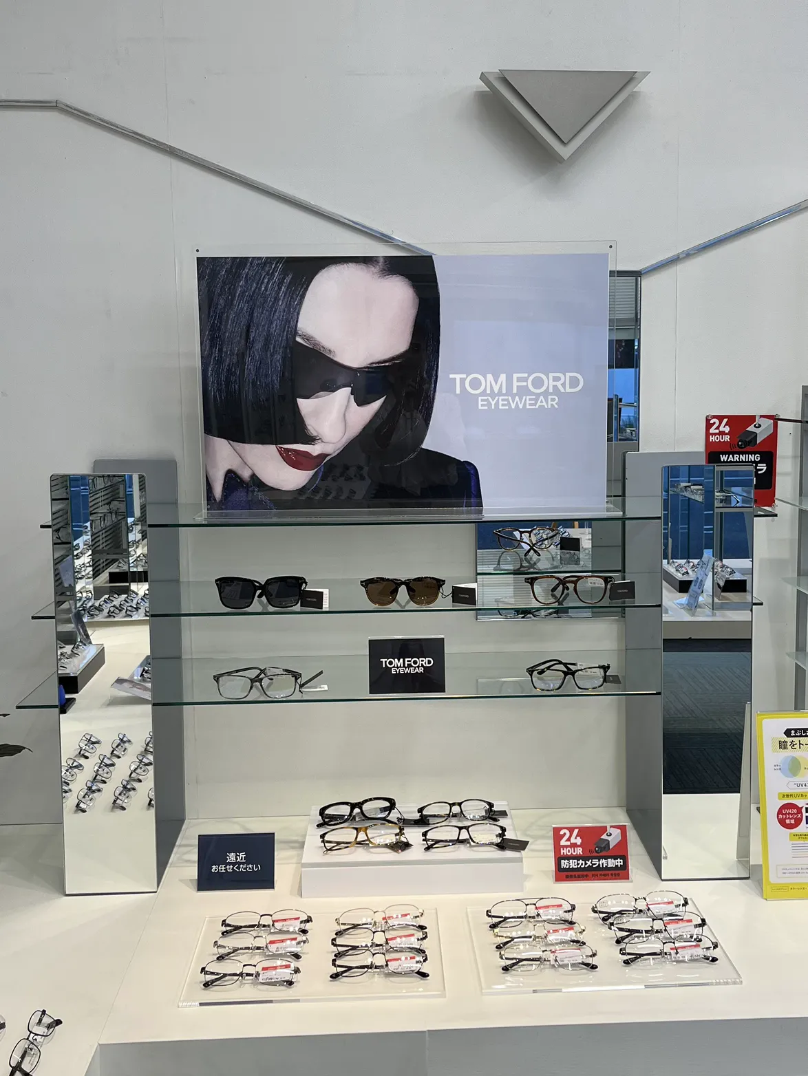 「 TOMFORDのフレームを展開した店内ディスプレイ」