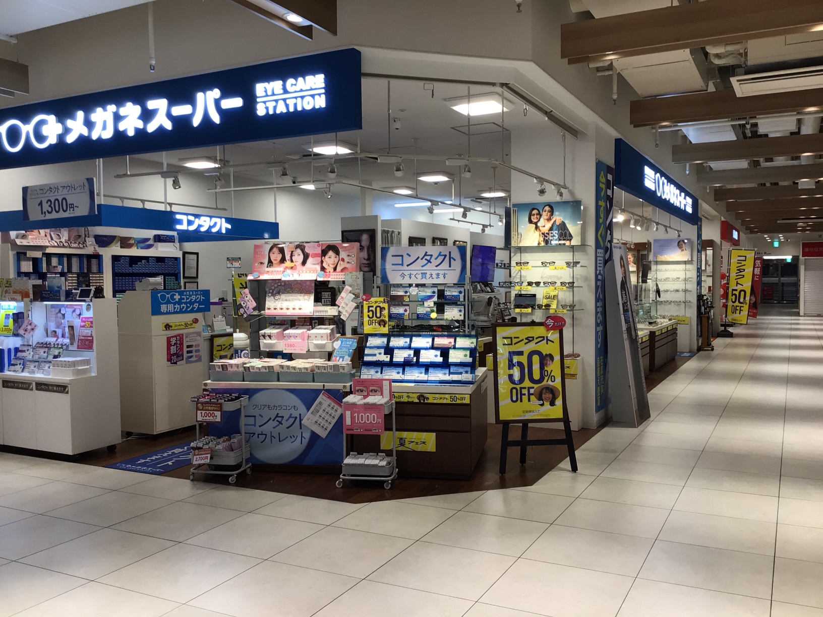 メガネスーパテラッソ店の外観。テラッソの入り口から見えます。