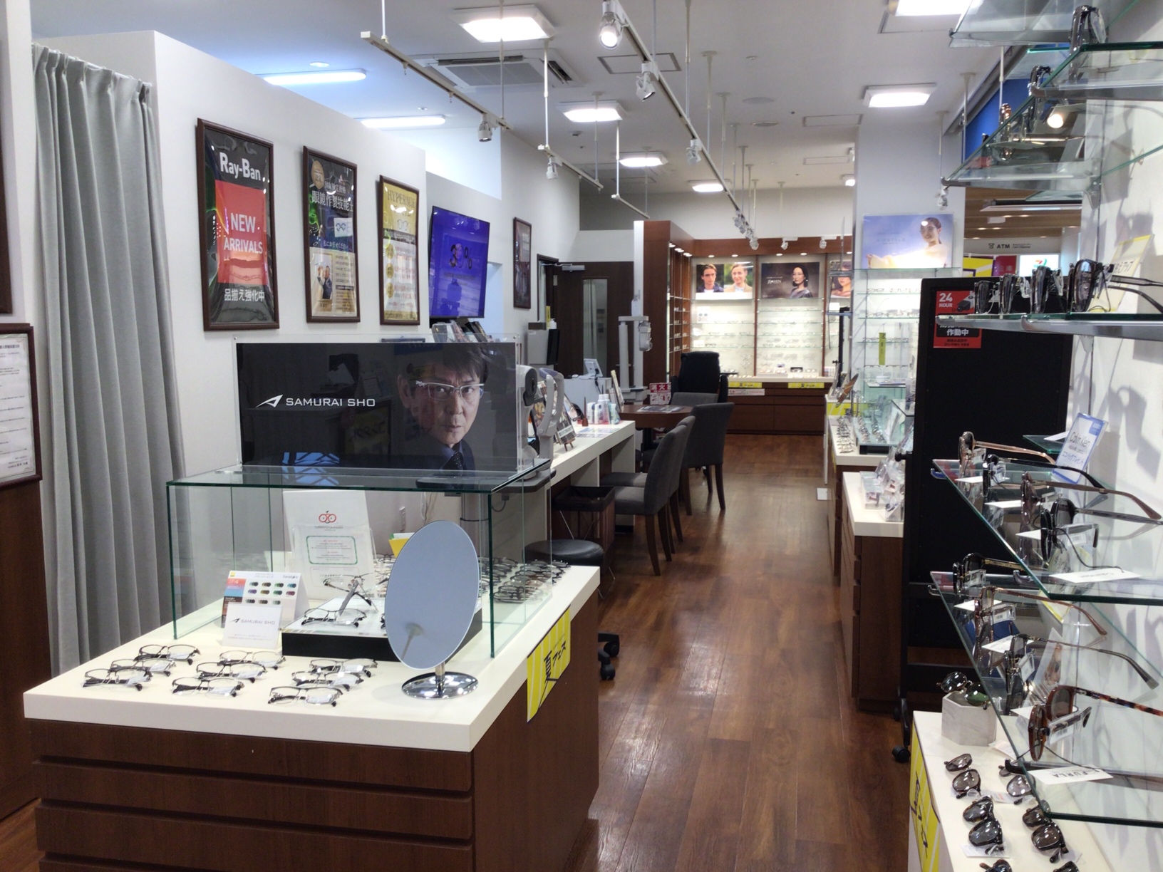 メガネスーパーテラッソ店の店内、商品が並ぶ明るく広々とした売場。