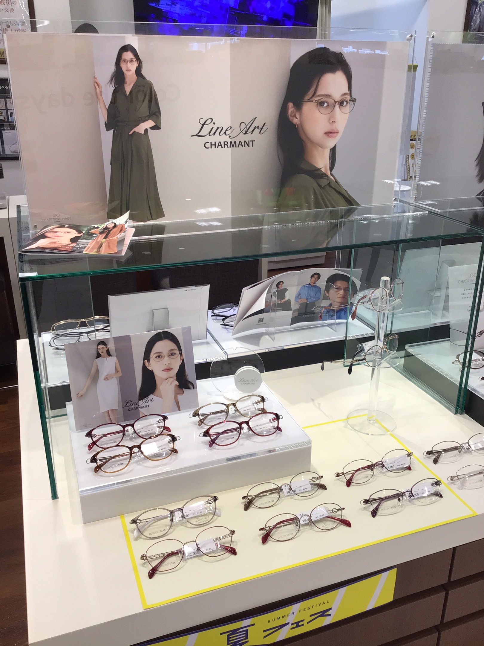メガネスーパーテラッソ店のラインアートを展開したディスプレイ。