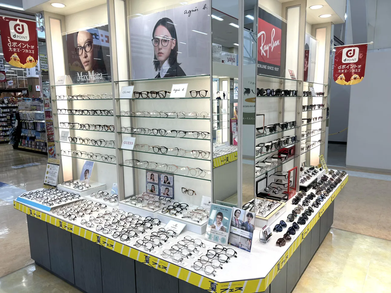 メガネスーパーイズミヤ神戸玉津店の店内、メガネが並ぶ売場