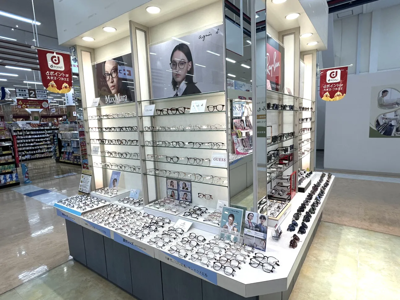 メガネスーパーイズミヤ神戸玉津店の店内、メガネが並ぶ売場