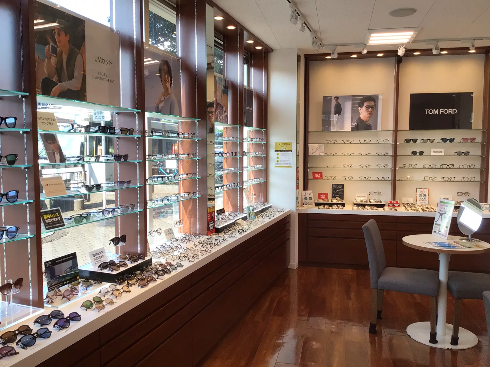 メガネスーパー西新店の店内
