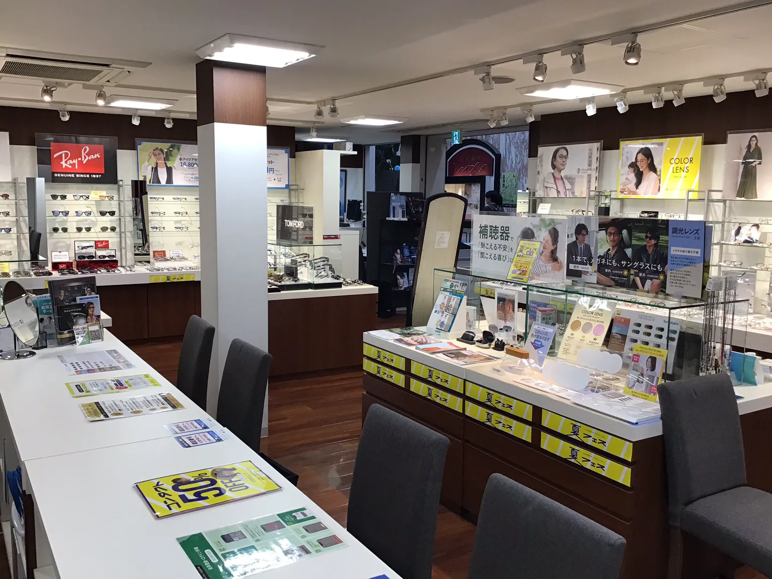 メガネスーパー天神総本店のお客様カウンターと売り場