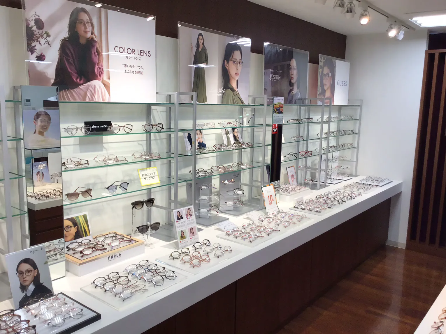 メガネスーパー天神総本店の婦人用眼鏡売り場