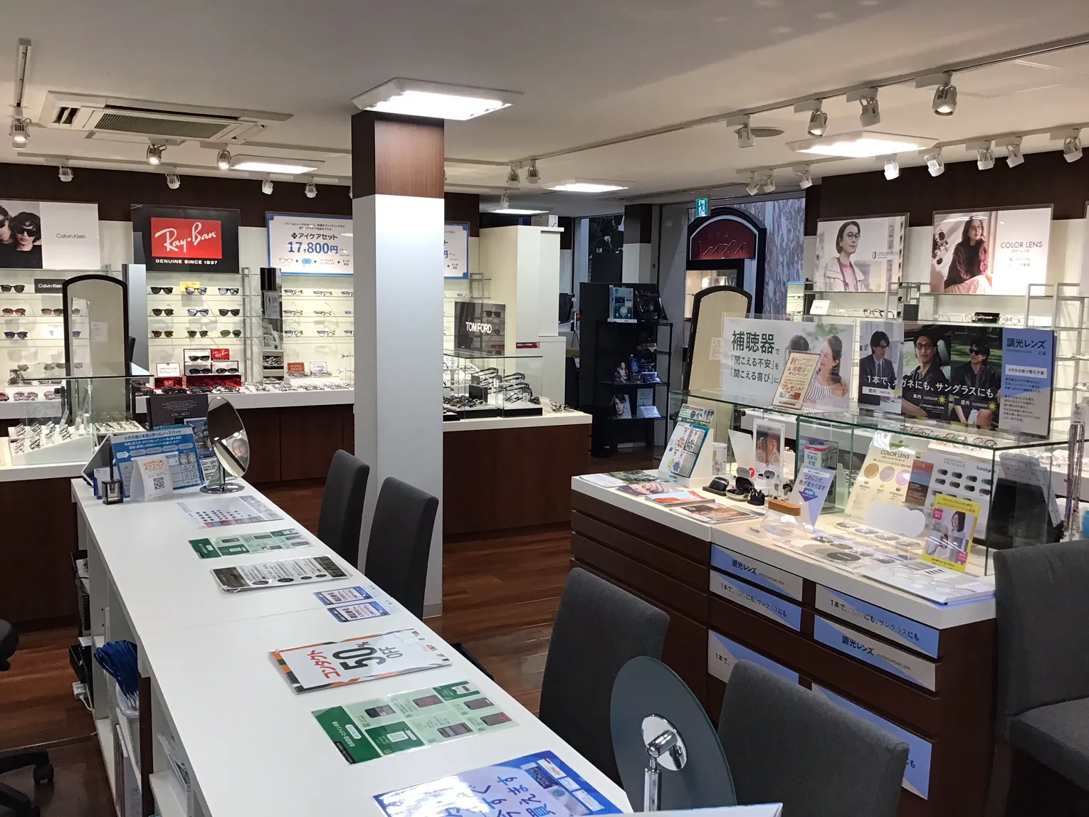 メガネスーパー天神総本店の店内カウンター