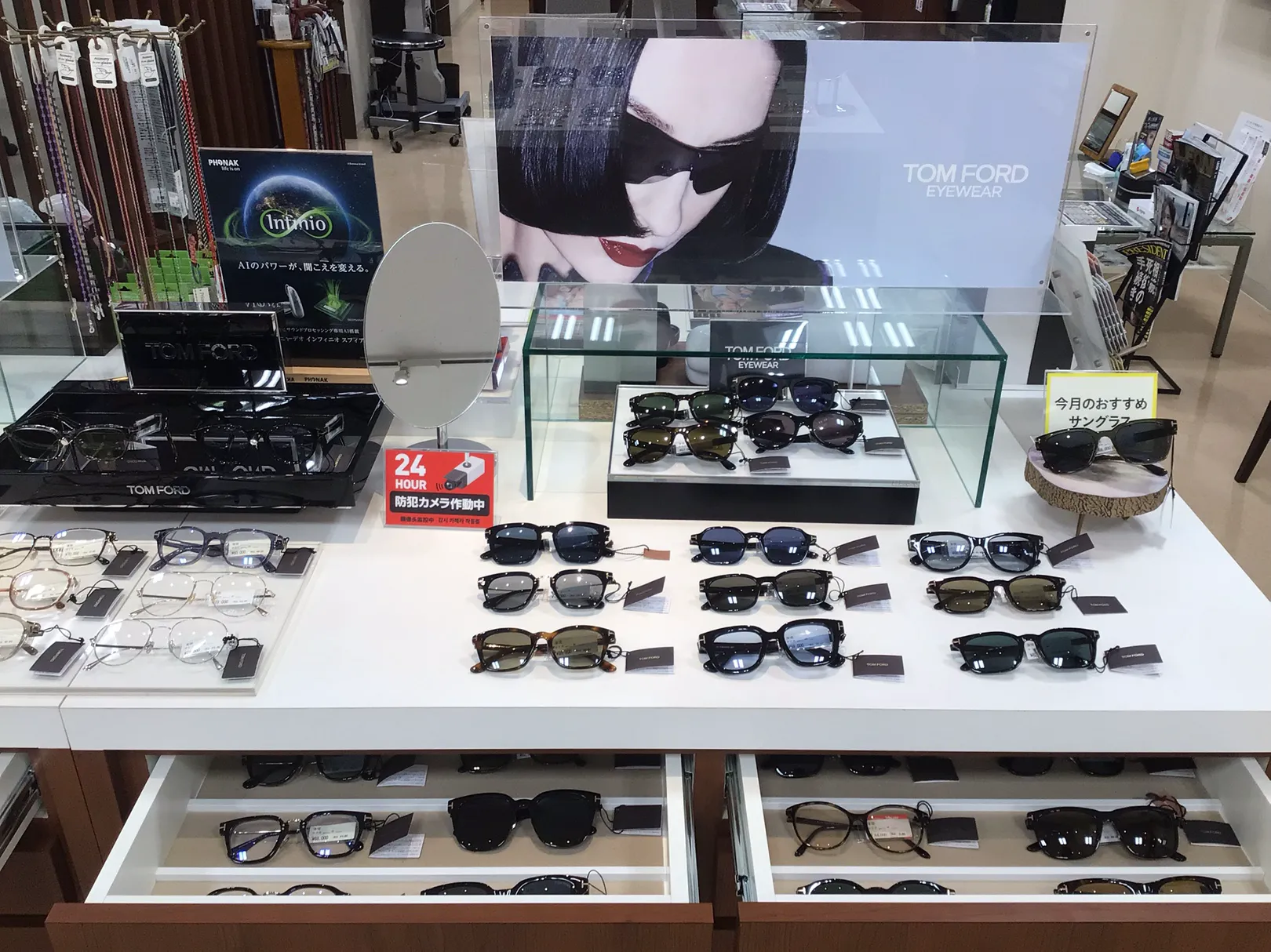 メガネスーパー小倉本店、トムフォードのフレームが並ぶコーナー