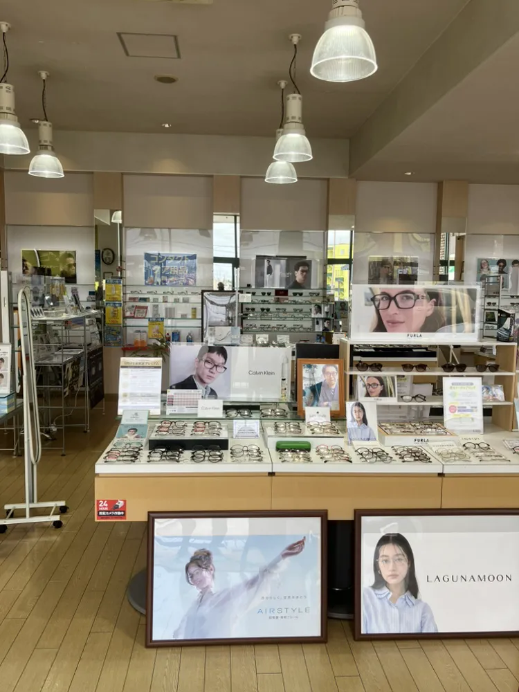 メガネハウス富山奥田店の店内、商品が並ぶ売場