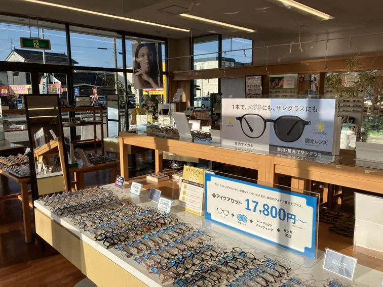 メガネハウス富山山室店 店内全体 品数豊富で手に取りやすいボリューム感です