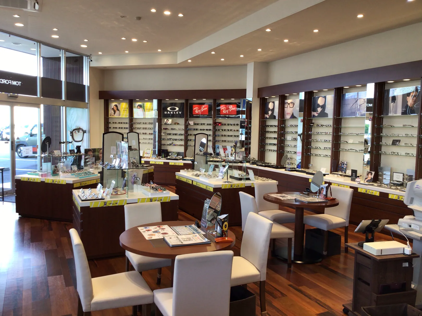 メガネハウス富山本店  店内 洗練され落ち着いた空間です。