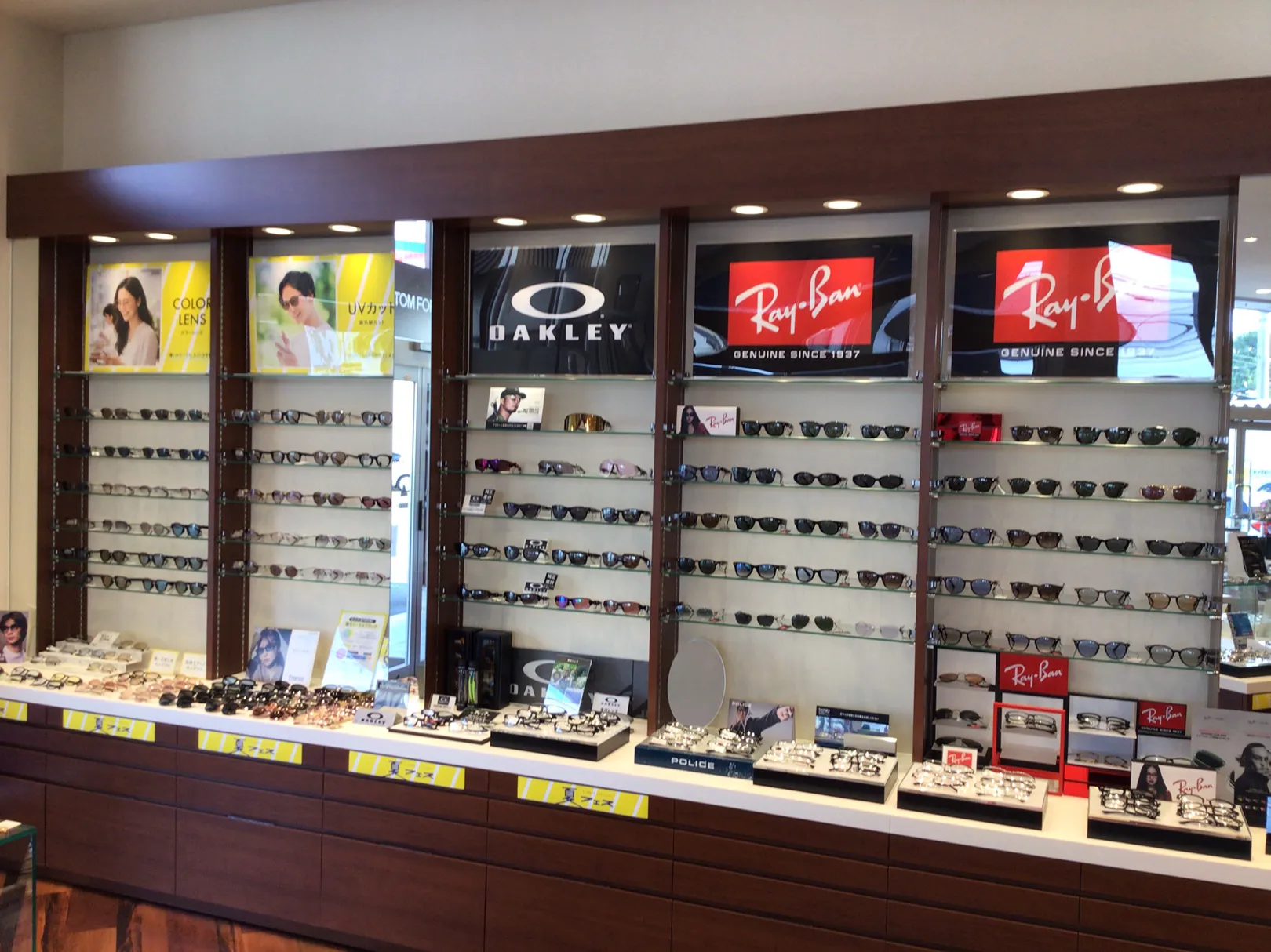 メガネハウス富山本店　レイバン・オークリーのラインナップも充実しています。