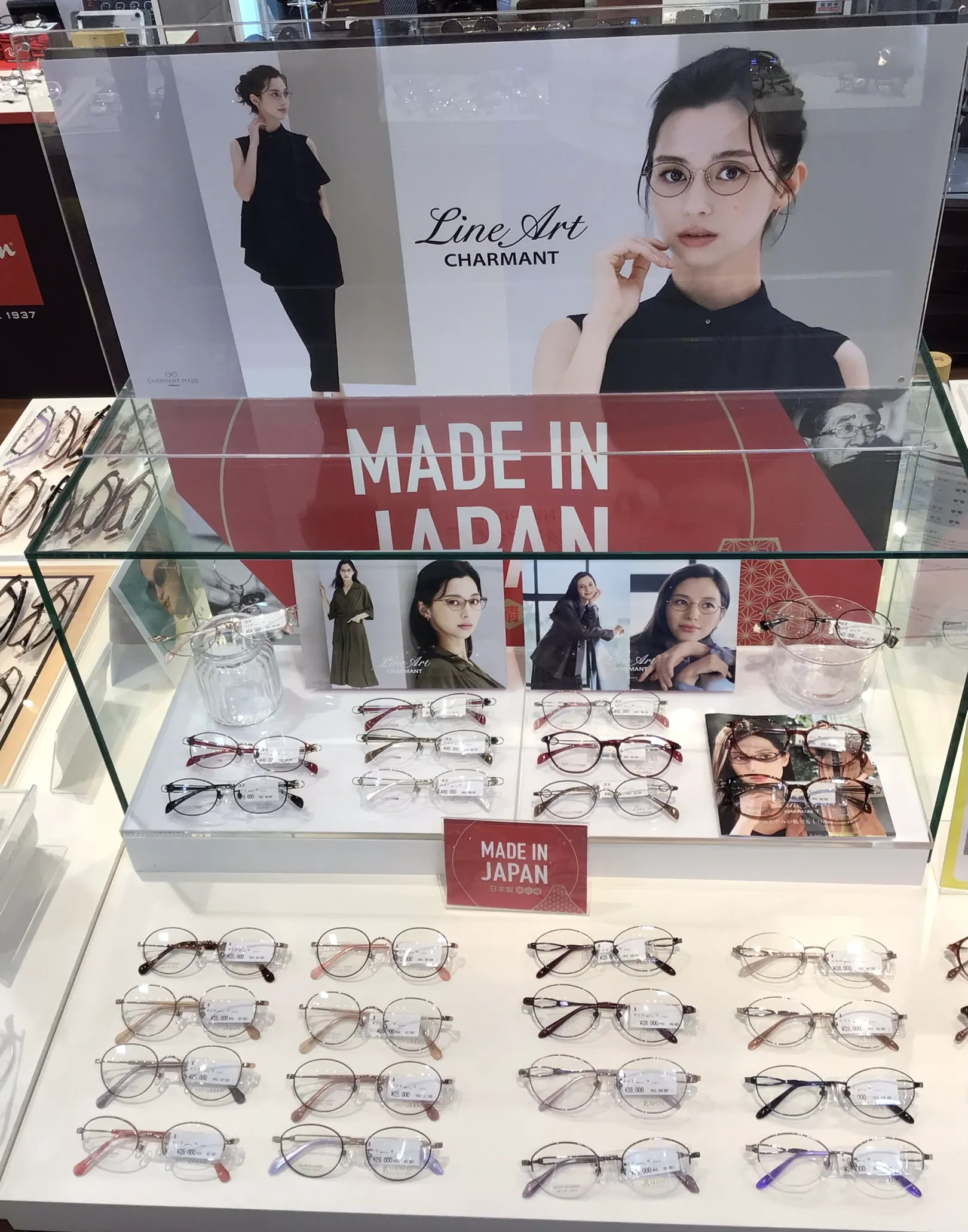 LINEARTのフレームを展開した店内ディスプレイ