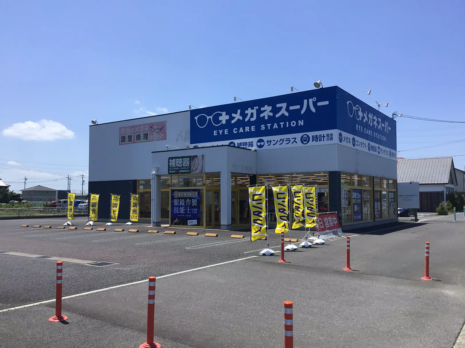 メガネスーパー津島店の外観。車22台止めれる大きな敷地と建物になっています。