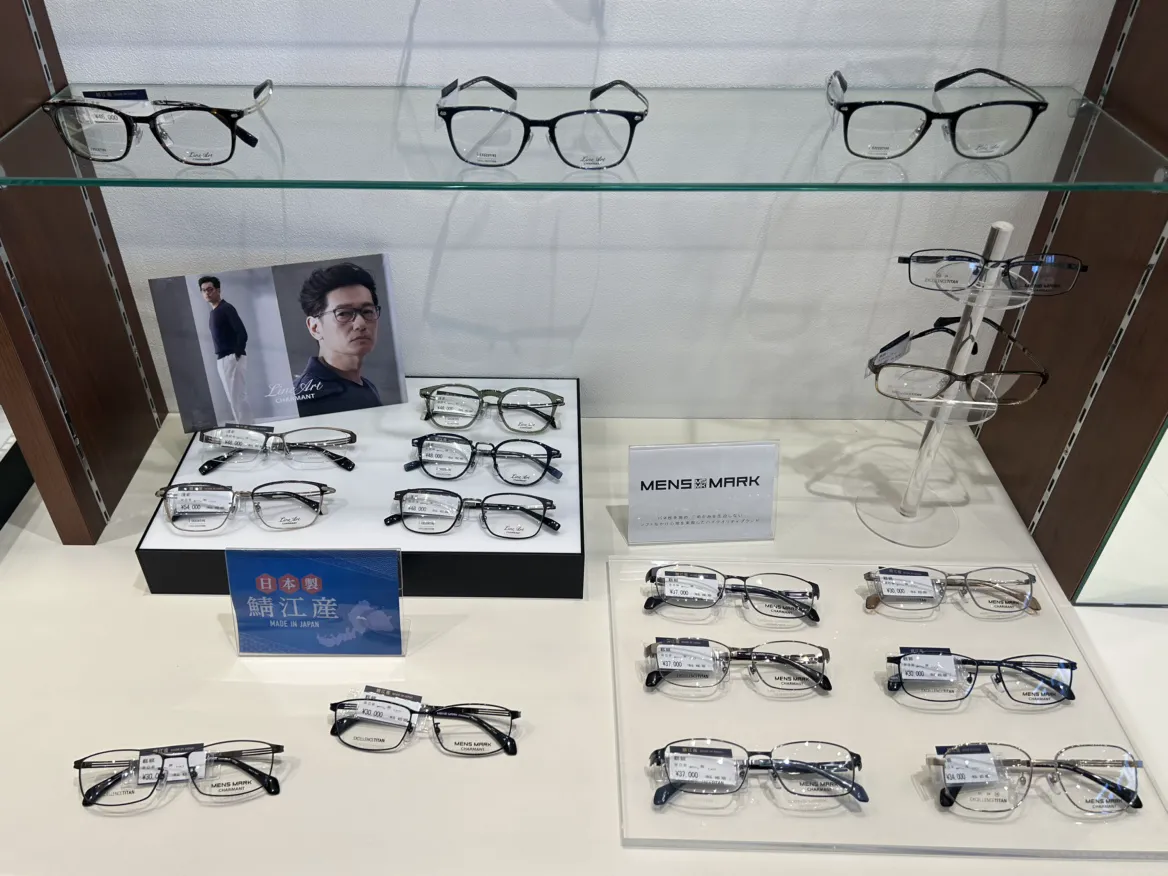 ラインアート男性向けのフレームを展開した店頭ディスプレイ