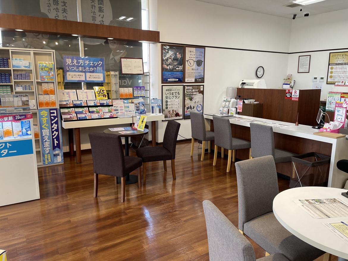 メガネスーパーフレスポ赤塚店の店内　広々としたカウンタースペース