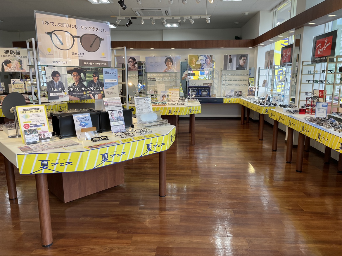 メガネスーパーフレスポ赤塚店の店内　様々なブランドを扱っております
