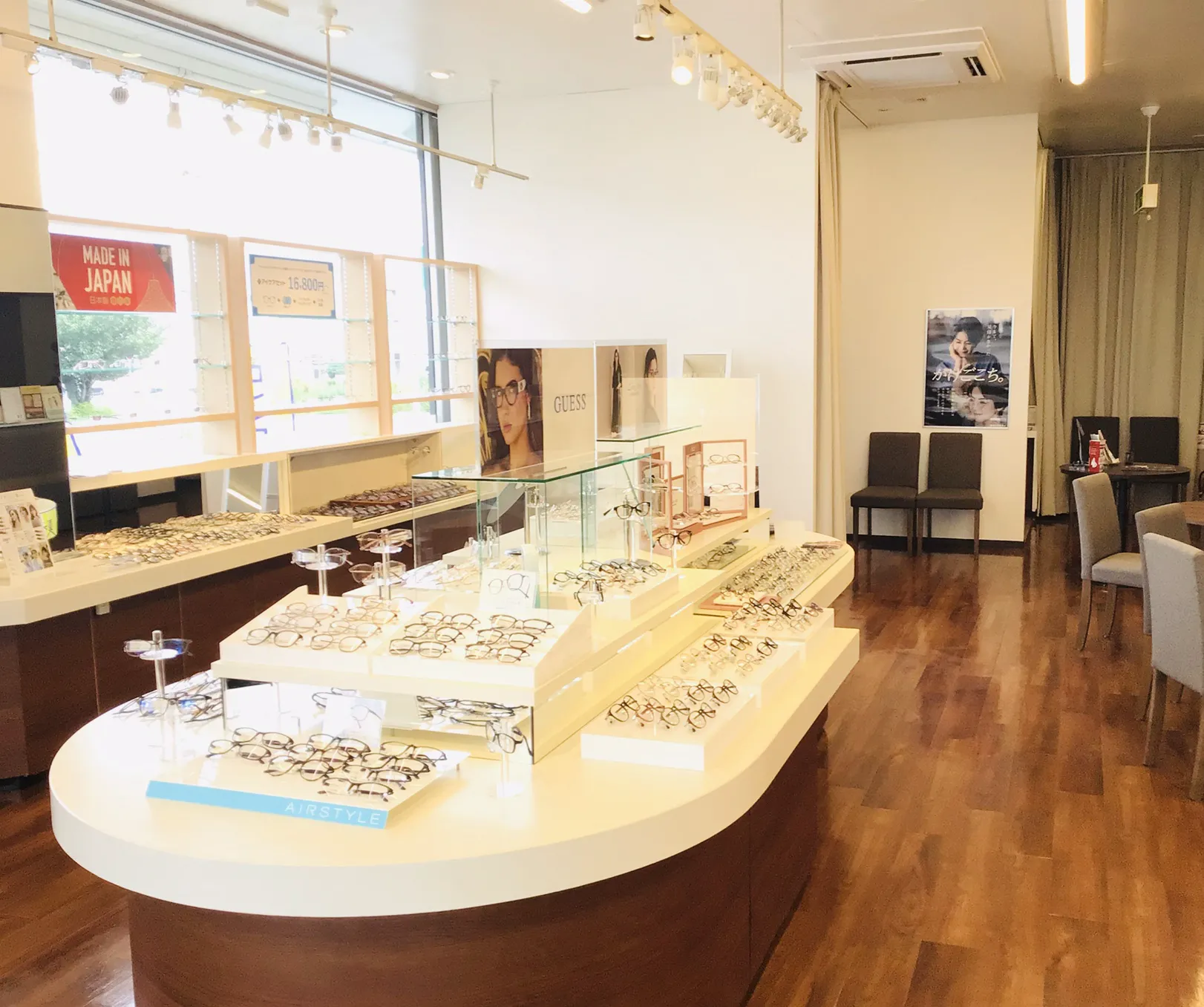 メガネスーパー盛岡上堂店の商品が並ぶ売り場
