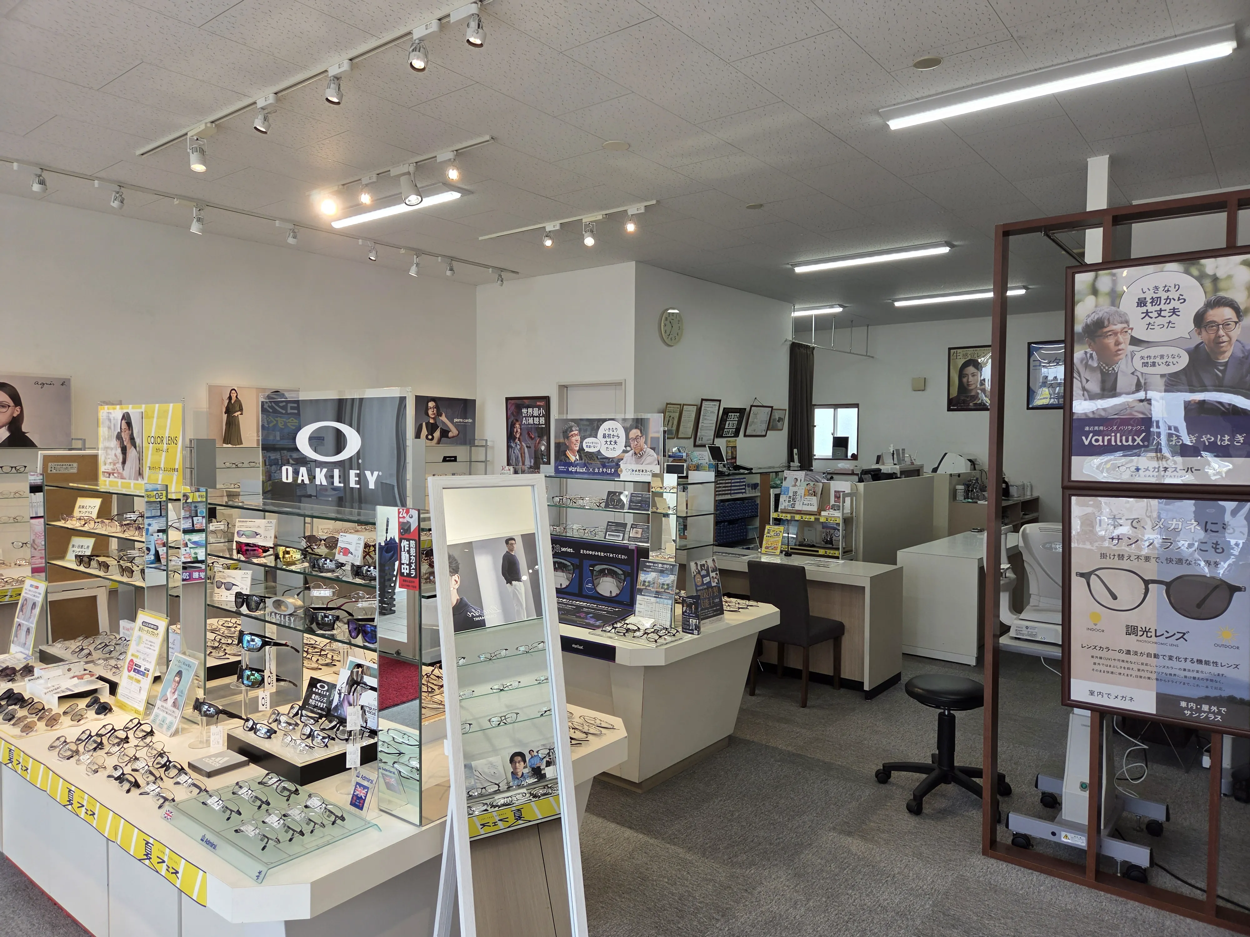 メガネスーパー遠野バイパス店の店内、フレーム、サングラス、カラーレンズの展示