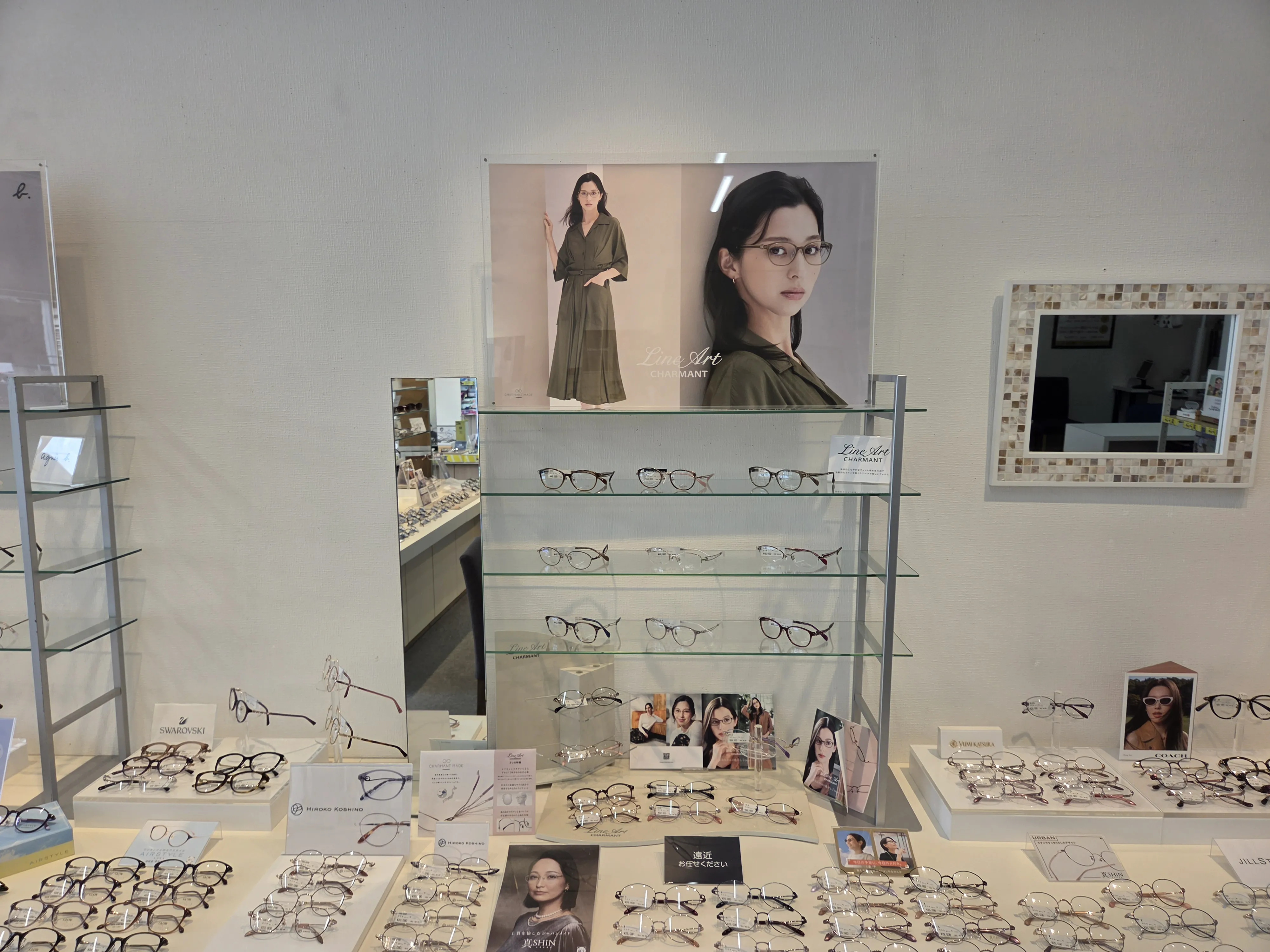 メガネスーパー遠野バイパス店の女性用フレーム、LINE ARTの展示