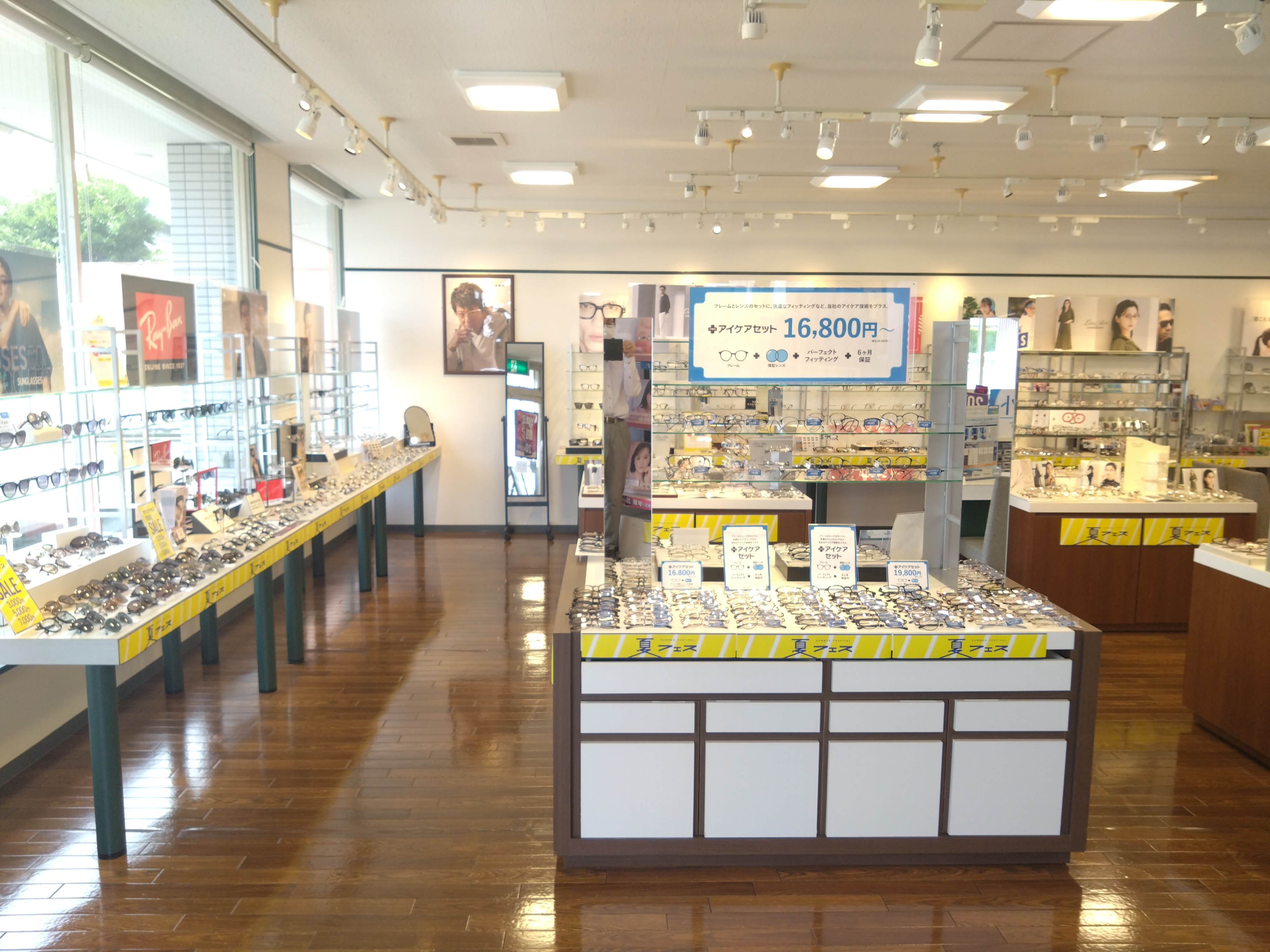 メガネスーパー岐阜加納店の店内入り口側より　商品が並ぶ明るい広々とした売場