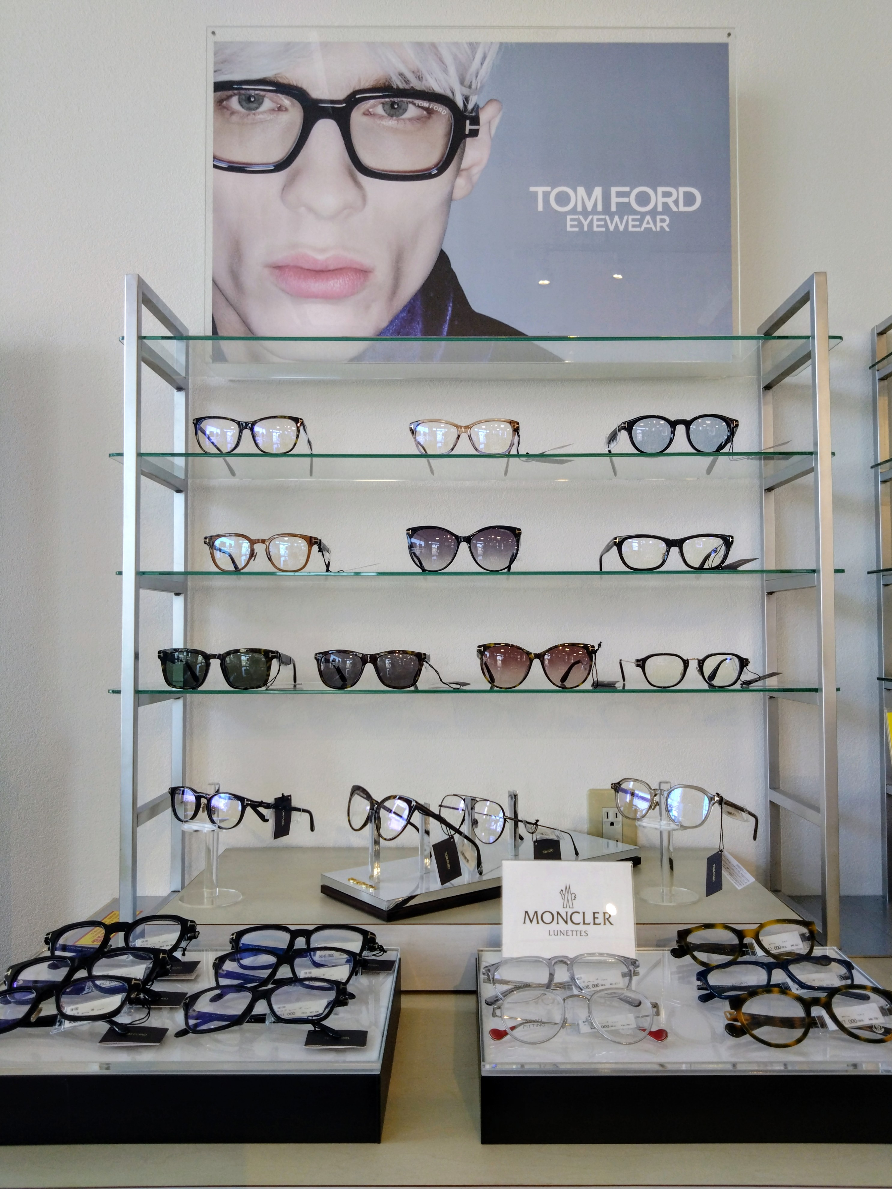 メガネスーパー岐阜加納店　TOMFORDのフレームを展開した店頭ディスプレイ