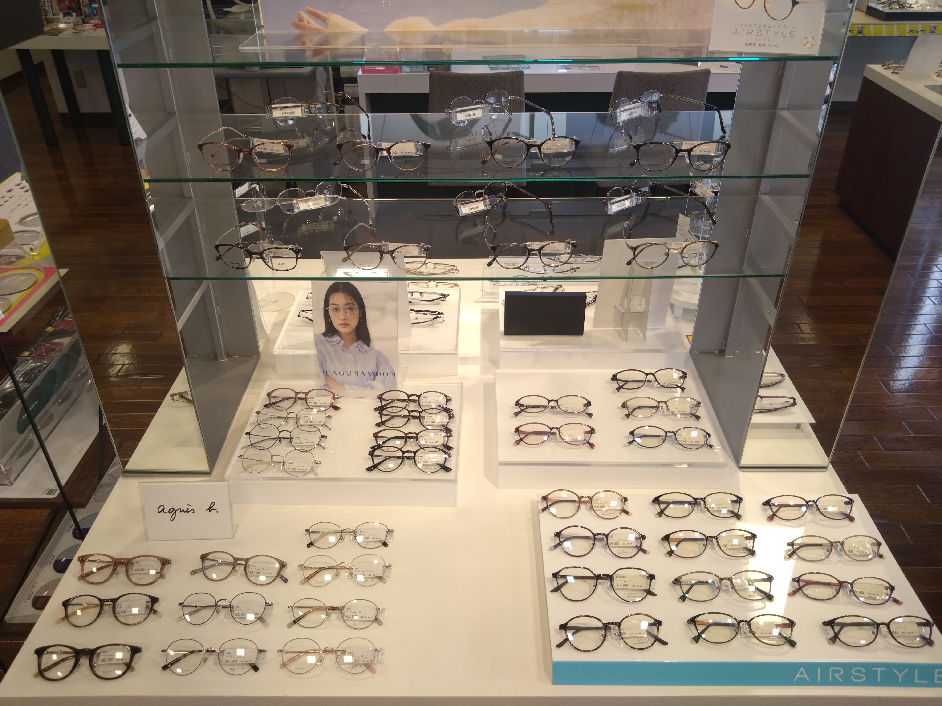 メガネスーパー岐阜加納店の女性向けのフレームコーナー