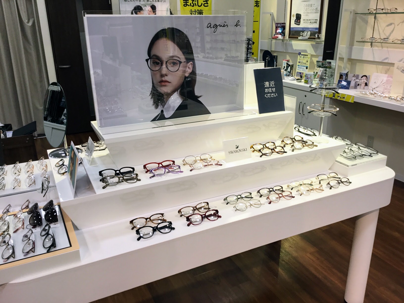 メガネスーパー イオンモール新利府北館店のメガネフレーム売場。メガネフレームが並ぶ明るく広々とした売場。