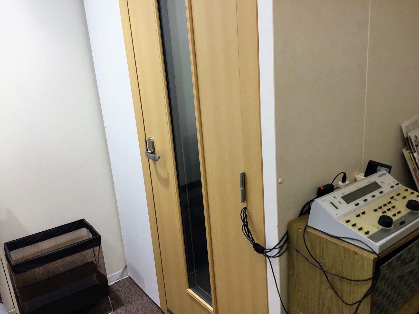 メガネスーパー イオンモール新利府北館店の聴力測定室。専門スタッフによる補聴器調整のデータを測定する場所。